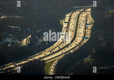 Luftbild, Autobahn A2 Dreieck Bottrop Straßenverkehr im Gegenlicht zur Goldenen Stunde, Stadtwald, Bottrop, Ruhrgebiet, Nordrhein-Westfalen, Deutschland ACHTUNGxMINDESTHONORARx60xEURO *** Vista aerea, autostrada A2 triangolo Bottrop traffico stradale retroilluminato all'ora d'oro, foresta cittadina, Bottrop, zona della Ruhr, Renania settentrionale-Vestfalia, Germania ATTENTIONxMINDESTHONORARx60xEURO Foto Stock
