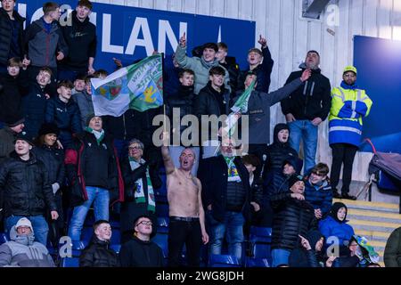 Falkirk, Scozia. 3 febbraio 2024. I fan dei New Saints si scaldano prima del calcio d'inizio Credit: Raymond Davies / Alamy Live News Foto Stock