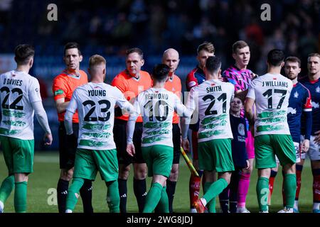 Falkirk, Scozia. 3 febbraio 2024. Le squadre si stringono la mano al calcio d'inizio Credit: Raymond Davies / Alamy Live News Foto Stock