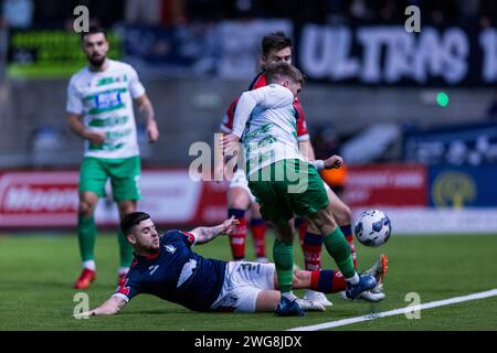 Falkirk, Scozia. 3 febbraio 2024. Leon McCann (3 - Falkirk) scivola in un Tackle Credit: Raymond Davies / Alamy Live News Foto Stock