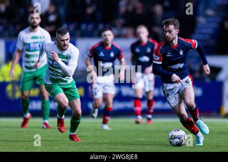 Falkirk, Scozia. 3 febbraio 2024. Brad Spencer (8 - Falkirk) avanza con la palla credito: Raymond Davies / Alamy Live News Foto Stock