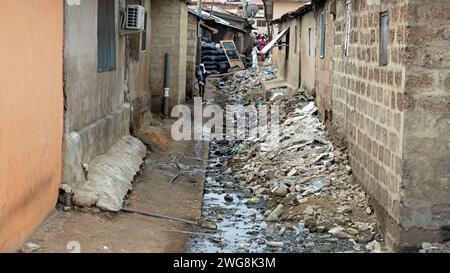 Povertà inquinamento Nina Accra Ghana quartiere Africa. Quartiere di ambiente tossico. Problema di salute. Villaggio inquinato dalla spazzatura, dalla spazzatura e dalle fognature. Foto Stock