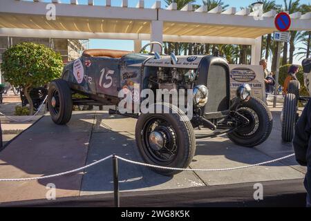 Ford T roadster Hot Rod, auto classica, parcheggiata sulla strada durante il festival anni '50 di Torremolinos. Malaga, Spagna Foto Stock