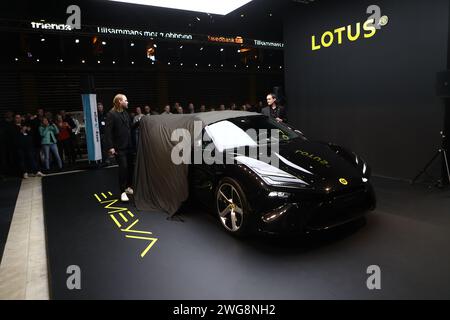 Lotus Emeya durante la proiezione stampa di venerdì durante la più grande fiera europea delle auto elettriche, eCarExpo, presso l'arena Friends di Stoccolma, Svezia. Foto Stock