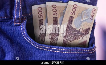 Mazzo di banconote CFA dell'Africa centrale da 500 in tasca con jeans un concetto di spesa Foto Stock