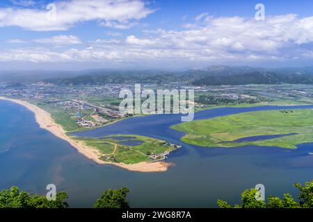 La vista aerea della città di Nakhodka, il principale porto dell'Estremo Oriente russo, Primorsky krai, con il Mar del Giappone e le verdi colline. Foto Stock