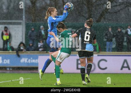 Brema, Deutschland. 3 febbraio 2024. v.li.: Kristin Krammer (Torhüterin Torwart, 1. FC Nürnberg, 25) ist vor Sophie Weidauer (SV Werder Bremen, 9) und Jessica May (1. FC Nürnberg, 6) AM, Ball, fängt den Ball, DIE DFB-RICHTLINIEN UNTERSAGEN JEGLICHE NUTZUNG VON FOTOS ALS SEQUENZBILDER UND/ODER VIDEOÄHNLICHE FOTOSTRECKEN. LA NORMATIVA DFB VIETA QUALSIASI USO DI FOTOGRAFIE COME SEQUENZE DI IMMAGINI E/O QUASI-VIDEO., 03.02.2024, Brema (Deutschland), Fussball, Google Pixel Frauen-Bundesliga, SV Werder Brema - 1. FC Nürnberg credito: dpa/Alamy Live News Foto Stock