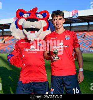 Unterhaching, Deutschland. 3 febbraio 2024. Haching schaut Hin kürt nach jedem Heimspiel den Spieler des Spiels, heute Aaron Keller (Unterhaching, 16) hier mit Maskottchen FONSI, 03.02.2024, Unterhaching (Deutschland), Fussball, 3. LIGA, SPVGG UNTERHACHING - SC VERL, DFB/DFL VIETA L'USO DI FOTOGRAFIE COME SEQUENZE DI IMMAGINI E/O QUASI-VIDEO. Credito: dpa/Alamy Live News Foto Stock