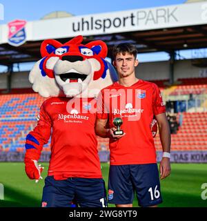 Unterhaching, Deutschland. 3 febbraio 2024. Haching schaut Hin kürt nach jedem Heimspiel den Spieler des Spiels, heute Aaron Keller (Unterhaching, 16) hier mit Maskottchen FONSI, 03.02.2024, Unterhaching (Deutschland), Fussball, 3. LIGA, SPVGG UNTERHACHING - SC VERL, DFB/DFL VIETA L'USO DI FOTOGRAFIE COME SEQUENZE DI IMMAGINI E/O QUASI-VIDEO. Credito: dpa/Alamy Live News Foto Stock