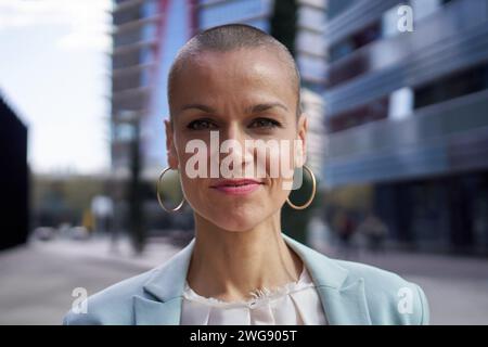 Il ritratto ravvicinato ha dato il meglio a una donna d'affari caucasica di mezza età che guarda con sicurezza la fotocamera all'aperto Foto Stock