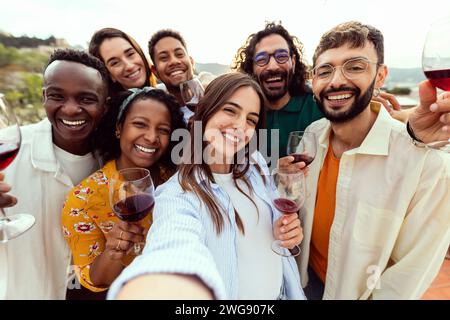 Allegri giovani amici che fanno selfie di gruppo e si divertono con la festa estiva. Foto Stock