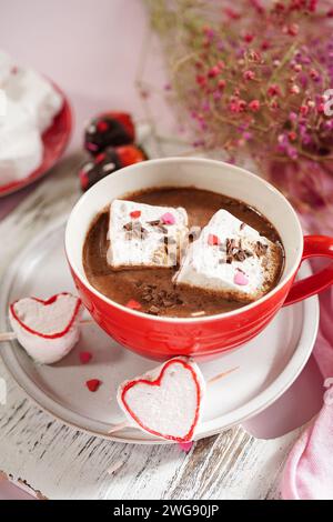 Cioccolata calda di San Valentino o cacao con marshmallow fatti in casa su sfondo rosa Foto Stock