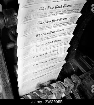 Il New York Times ha finito i documenti che uscivano dalle macchine da taglio e piegatura su nastri in rapido movimento, sala stampa del New York Time, New York City, New York, USA, Marjory Collins, U.S. Office of War Information, settembre 1942 Foto Stock