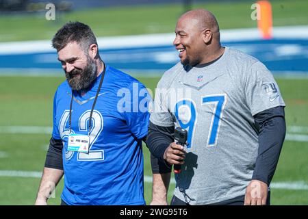 Orlando, Florida, USA, 2 febbraio 2024, Jason Kelce #62 dei Philadelphia Eagles e Dexter Lawrence #97 dei New York Giants durante la sessione di allenamento AFC vs NFC NFL Pro Bowl al Camping World Stadium. (Foto Credit: Marty Jean-Louis/Alamy Live News Foto Stock