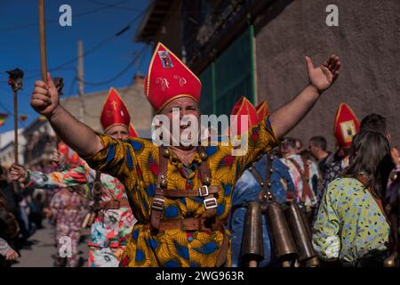 Almonacid De Marquesado, Cuenca, Spagna. 3 febbraio 2024. Membri della danza di fratellanza Endiablada durante il festival tradizionale "Endiablada" ad Almonacid del Marquesado, Spagna. Ogni anno dal 2 al 3 febbraio, la città di Almonacid del Marquesado, nella Spagna centrale, ospita i vivaci festival ''Endiablada'' (la Confraternita dei Diavoli), una tradizione che risale al medioevo o prima in onore della Candelaria e San Blas. Durante questo vivace evento, i partecipanti di sesso maschile indossano un abbigliamento diabolico, tra cui abiti da tuta vividi e cappelli con guscio rosso. Crediti: ZUMA Press, Inc./Alamy Live News Foto Stock