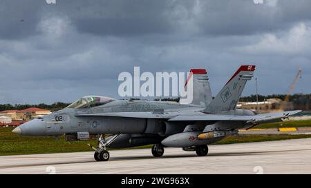 Un F/A-18C Hornet del corpo dei Marines degli Stati Uniti con Marine Fighter Attack Squadron (VMFA) 232 taxi The flightline presso Andersen Air Force base, Guam, 26 gennaio 2024. Soprannominato i "Red Devils", VMFA-232 viaggiò dalla base aerea del corpo dei Marines di Iwakuni, in Giappone, a Guam come parte del loro dispiegamento del programma di rilocalizzazione per addestrarsi multilateralmente con alleati e partner, e migliorare la prontezza di combattimento dello squadrone. (Foto del corpo dei Marines degli Stati Uniti di Lance Cpl. David Getz) Foto Stock