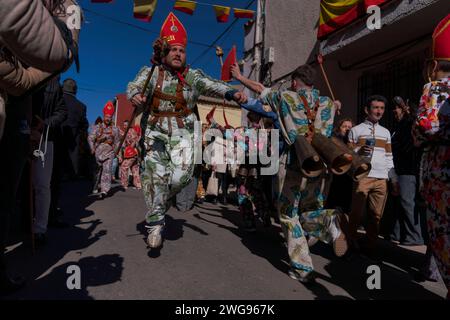 Almonacid De Marquesado, Cuenca, Spagna. 3 febbraio 2024. I membri della Fratellanza Endiablada saltano durante il tradizionale festival Endiablada ad Almonacid del Marquesado, Spagna. Ogni anno dal 2 al 3 febbraio, la città di Almonacid del Marquesado, nella Spagna centrale, ospita i vivaci festival ''Endiablada'' (la Confraternita dei Diavoli), una tradizione che risale al medioevo o prima in onore della Candelaria e San Blas. Durante questo vivace evento, i partecipanti di sesso maschile indossano un abbigliamento diabolico, tra cui abiti da tuta vividi e cappelli con guscio rosso. Crediti: ZUMA Press, Inc./Alamy Live News Foto Stock