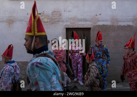 Almonacid De Marquesado, Cuenca, Spagna. 3 febbraio 2024. Membri della marcia di fratellanza Endiablada durante il festival tradizionale "Endiablada" ad Almonacid del Marquesado, Spagna. Ogni anno dal 2 al 3 febbraio, la città di Almonacid del Marquesado, nella Spagna centrale, ospita i vivaci festival ''Endiablada'' (la Confraternita dei Diavoli), una tradizione che risale al medioevo o prima in onore della Candelaria e San Blas. Durante questo vivace evento, i partecipanti di sesso maschile indossano un abbigliamento diabolico, tra cui abiti da tuta vividi e cappelli con guscio rosso. Crediti: ZUMA Press, Inc./Alamy Live News Foto Stock