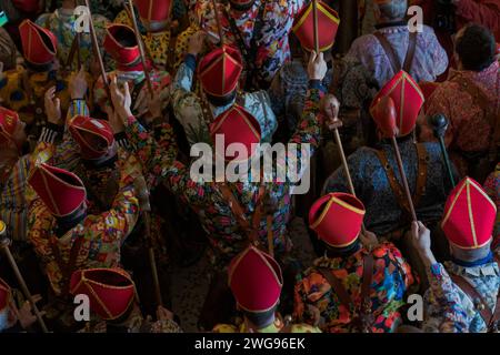 Almonacid De Marquesado, Cuenca, Spagna. 3 febbraio 2024. Membri della danza di fratellanza Endiablada durante il festival tradizionale "Endiablada" ad Almonacid del Marquesado, Spagna. Ogni anno dal 2 al 3 febbraio, la città di Almonacid del Marquesado, nella Spagna centrale, ospita i vivaci festival ''Endiablada'' (la Confraternita dei Diavoli), una tradizione che risale al medioevo o prima in onore della Candelaria e San Blas. Durante questo vivace evento, i partecipanti di sesso maschile indossano un abbigliamento diabolico, tra cui abiti da tuta vividi e cappelli con guscio rosso. Crediti: ZUMA Press, Inc./Alamy Live News Foto Stock