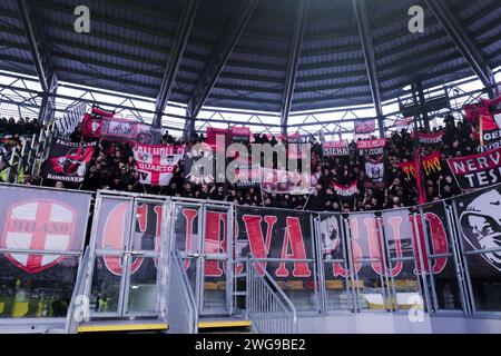 Frosinone, Italia. 3 febbraio 2024. Tifosi dell'AC Milan durante la partita di serie A tra Frosinone calcio e AC Milan allo stadio Benito Stirpe di Frosinone, Italia, il 3 febbraio 2024. Credito: Agenzia fotografica indipendente/Alamy Live News Foto Stock