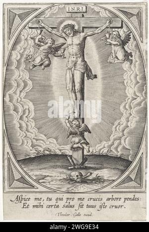 Crocifissione di Cristo, Anonimo, dopo Hieronymus Wierix, 1595 - 1633 stampa Cristo appeso sulla croce. Gli angeli prendono il sangue dalle ferite di Cristo nel calice. A margine una didascalia bidirezionale in latino. Carta di Anversa che incide Cristo sulla croce sul Golgotha (da solo, senza passanti). angelo(i) che cattura il sangue di Cristo in tazza(i) Foto Stock