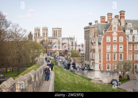 YORK, Regno Unito - 17 aprile 2023. Vista della cattedrale di York e del Grand Hotel dalle mura della città. York, Regno Unito Foto Stock