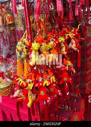 Singapore, 26 gennaio 2024. Chinatown, preparazione per il Capodanno cinese, con decorazioni in rosso brillante e oro in mostra e in vendita. Foto Stock