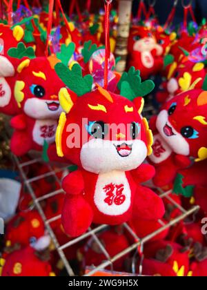 Singapore, gennaio 2024. Chinatown, preparazione al Capodanno cinese, con graziosi draghi rossi e dorati in vendita. Foto Stock