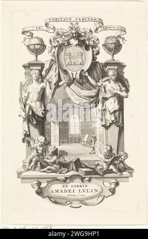 Interno di una biblioteca, Bernard Picart, 1722 stampa Ex-libris per Amadei Lulin. Un interno di una biblioteca, in una cornice con due semifigure, verità e amore, su ogni lato. In basso quattro putti con libri e in cima allo stemma e al motto di Amadei Lulin. Studio di incisione/incisione su carta di Amsterdam; "Studiolo"; Biblioteca. Truth; 'TRAPE (RIPA). L'amore personificato. Cupidi: 'Amores', 'Amoretti', 'Putti' Foto Stock