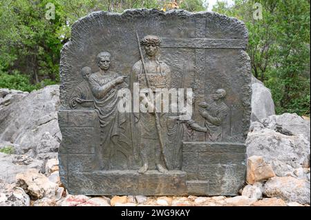 Il trasporto della Croce – quarto mistero doloroso del Rosario. Una scultura in rilievo sul Monte Podbrdo (la collina delle apparizioni) a Medjugorje. Foto Stock