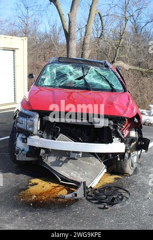 Perdita totale SUV rosso con radiatore sospeso e paraurti anteriore mancante Foto Stock