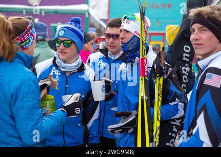 Crested Butte, Colorado, USA. 3 febbraio 2024. Gli sciatori nordici della United States Air Force Academy si riuniscono dopo il 38° Crested Butte Alley Loop annuale. Crested Butte, Colorado. Credito: Cal Sport Media/Alamy Live News Foto Stock