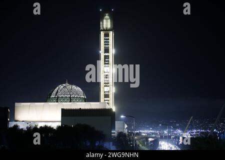 Algeri. 4 febbraio 2024. Questa foto scattata il 3 febbraio 2024 mostra una vista notturna della grande Moschea di Algeri ad Algeri, capitale dell'Algeria. Crediti: Xinhua/Alamy Live News Foto Stock