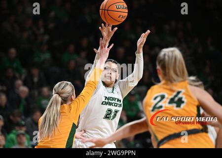 Il centro di North Dakota Fighting Hawks Destinee Oberg (23) passa il pallone durante una partita di basket femminile della NCAA tra la North Dakota State Bison e la University of North Dakota Fighting Hawks al Betty Engelstad Sioux Center di Grand Forks, ND, sabato 3 febbraio 2024. NDSU ha vinto 101-85.Russell Hons/CSM Foto Stock