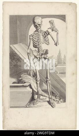 Modello anatomico di uno scheletro umano, Pieter van Gunst, dopo Gerard de Lairesse, 1685 stampa modello anatomico di uno scheletro umano. Una clessidra nella mano sinistra. Una tomba accanto a lui. T. 87 in alto a destra. Scheletro per incisione/incisione su carta Amsterdam. clessidra. Resurrezione; 'Ressurrettione' (Ripa). tomba, tomba Foto Stock