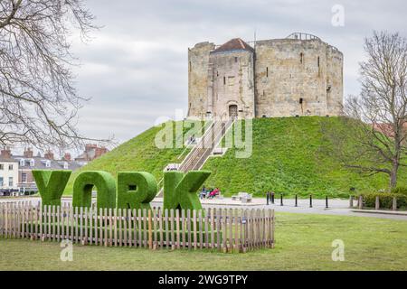 YORK, Regno Unito - 16 aprile 2023. Insegna York all'esterno della motte and bailey of Cliffords Tower, museo del castello di York, York, Regno Unito Foto Stock