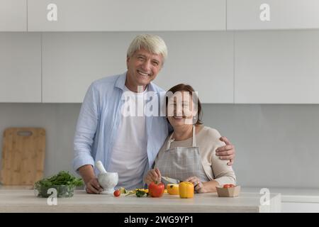 Felice anziano famiglia in pensione coppia ritratto casa Foto Stock