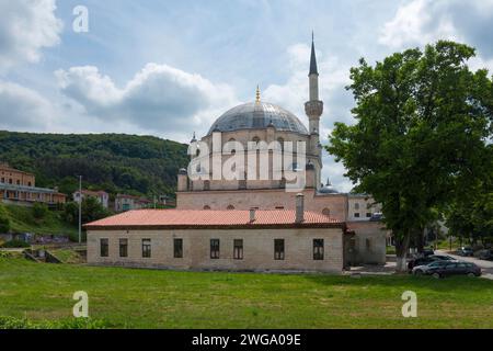 Moschea con cupola e minareto, di fronte ad essa un parcheggio con auto e una collina sullo sfondo, la Moschea di Tombul, la Moschea di Sherif Halil Pasha, Serif Halil Foto Stock