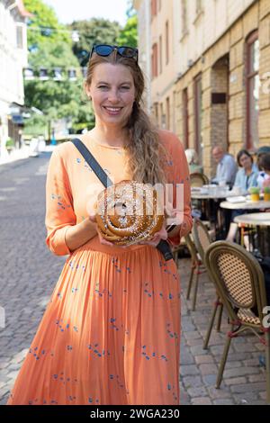 Donna svedese, 39 anni, con un tradizionale panino di cannella, quartiere di Haga, Goteborg, provincia di Vaestra Goetalands laen, Svezia Foto Stock