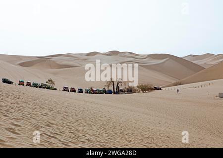 Buggy da spiaggia nel paesaggio delle dune, oasi di Laguna de Huacachina, Ica, regione di Ica, provincia di Ica, Perù Foto Stock