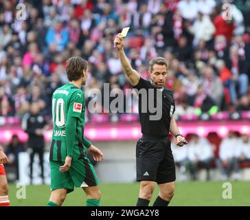 MONACO, Germania. , . L'arbitro Tobias STIELER dà un cartellino giallo al n. 10 Florian NEUHAUS durante la partita di Bundesliga Football tra FC Bayern Muenchen e Borussia MOENCHENGLADBACH all'Allianz Arena di Monaco di Baviera su 3. Febbraio 2024, Germania. DFL, Fussball, 3:1, (foto e copyright @ ATP Images/Arthur THILL (THILL Arthur/ATP/SPP) credito: SPP Sport Press Photo. /Alamy Live News Foto Stock