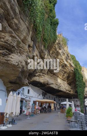 01/26/2024 setenil de las bodegas, malaga, andalusia, spagna curiosa e sorprendente strada di Setenil de las Bodegas, dove le loro case si trovano sotto una Foto Stock