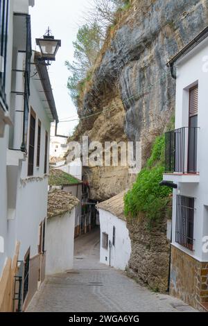 01/26/2024 setenil de las bodegas, malaga, andalusia, spagna curiosa e sorprendente strada di Setenil de las Bodegas, dove le loro case si trovano sotto una Foto Stock