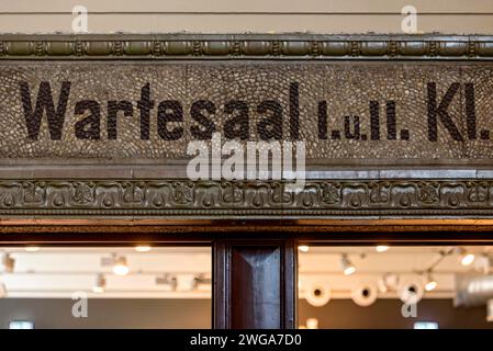 Sala d'attesa di 1a e 2a classe, I. e II. Iscrizione in fregio in ceramica e ghiaia in stile Art Nouveau, ingresso della ferrovia storica Foto Stock