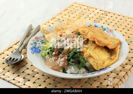 Il nasi Pecel Madiun o Sego Pecel è un piatto di riso indonesiano a base di verdure bollite con salsa piccante di arachidi Foto Stock