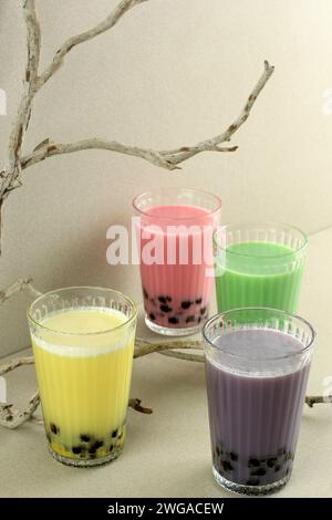 Varietà di Milk Bubble Boba Pearl Tea in bicchieri alti, fragole, Taro, tè greco e formaggio Foto Stock