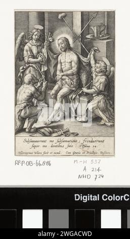 Cristo come uomo di dolore, accompagnato da Engelen, Hieronymus Wierix, 1563 - prima del 1619 stampa Cristo è seduto ai piedi della croce e mostra le sue ferite. Da entrambi i lati di lui si angeli con gli strumenti della passione. Un uomo inginocchiato consegna il fusto della canna a Cristo. A margine una citazione bidirezionale della Bibbia da PS. 34 in latino. Carta di Anversa incisione uomo Addolorato, 'Imago Pietatis', 'Erbärmdebild', 'Schmerzensmann'; il Cristo verticale che mostra le sue ferite, di solito porta la corona di spine, e accompagnato dagli strumenti della passione, in piedi o seduto nella sua tomba (+ angelo(i)). reed  inst Foto Stock