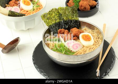 Tori Paitan, Ramen Noodles giapponese. Tagliatelle Ramen fatte con brodo di pollo Foto Stock