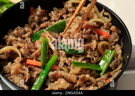 Primo piano cucinare bulgogi di manzo coreano Foto Stock