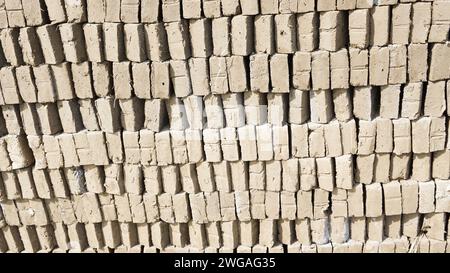 Mattoni tradizionali indonesiani crudi essiccati al sole Foto Stock